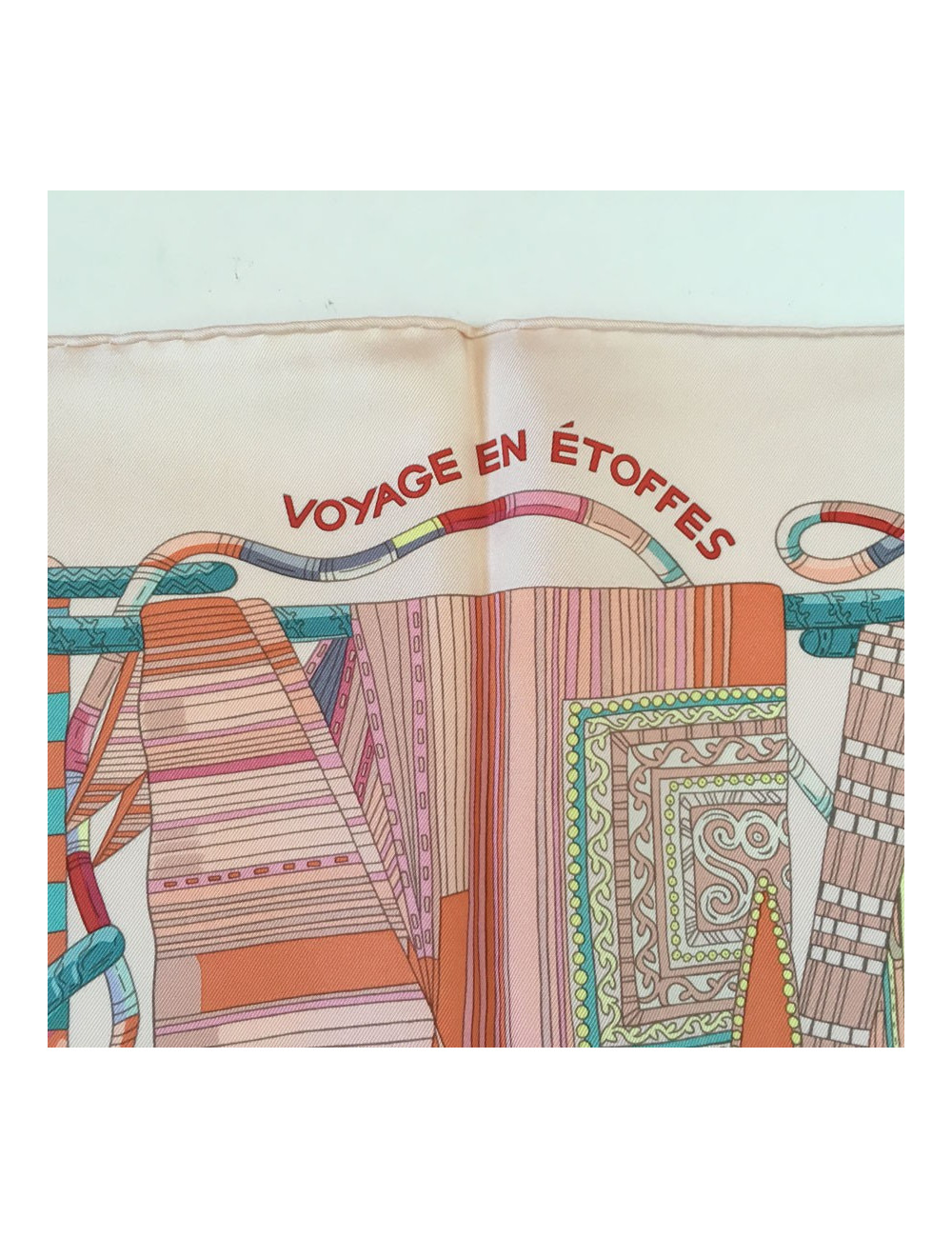 Carré HERMES "Voyage en étoffes" en soie rose