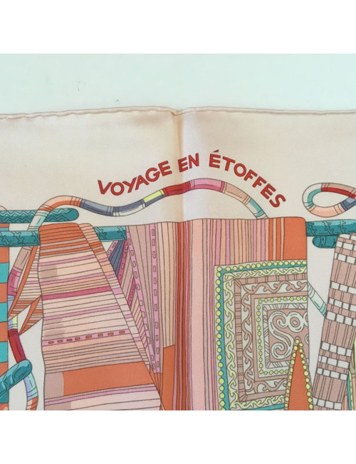 Carré HERMES "Voyage en étoffes" en soie rose