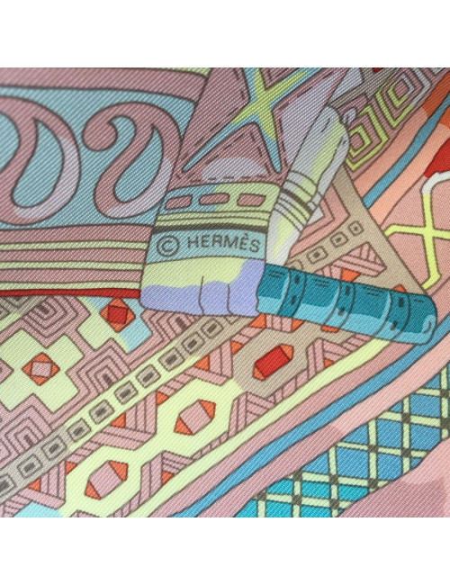 Carré HERMES "Voyage en étoffes" en soie rose