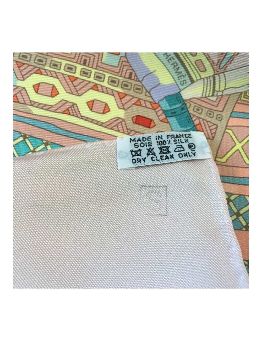 Carré HERMES "Voyage en étoffes" en soie rose