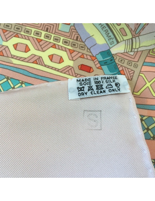 Carré HERMES "Voyage en étoffes" en soie rose