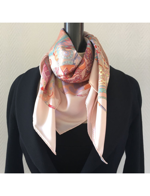 Carré HERMES "Voyage en étoffes" en soie rose