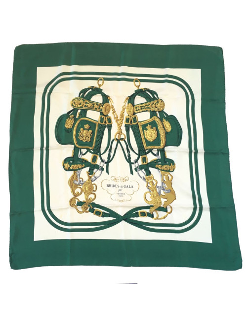 Carré HERMES "Brides de gala" en soie ivoire à bordure verte