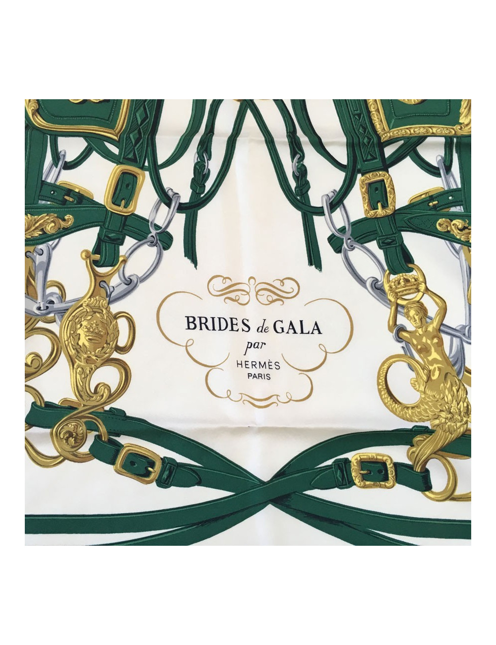 Carré HERMES "Brides de gala" en soie ivoire à bordure verte