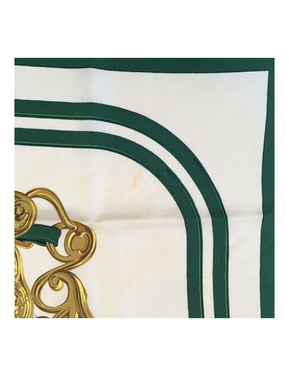 Carré HERMES "Brides de gala" en soie ivoire à bordure verte