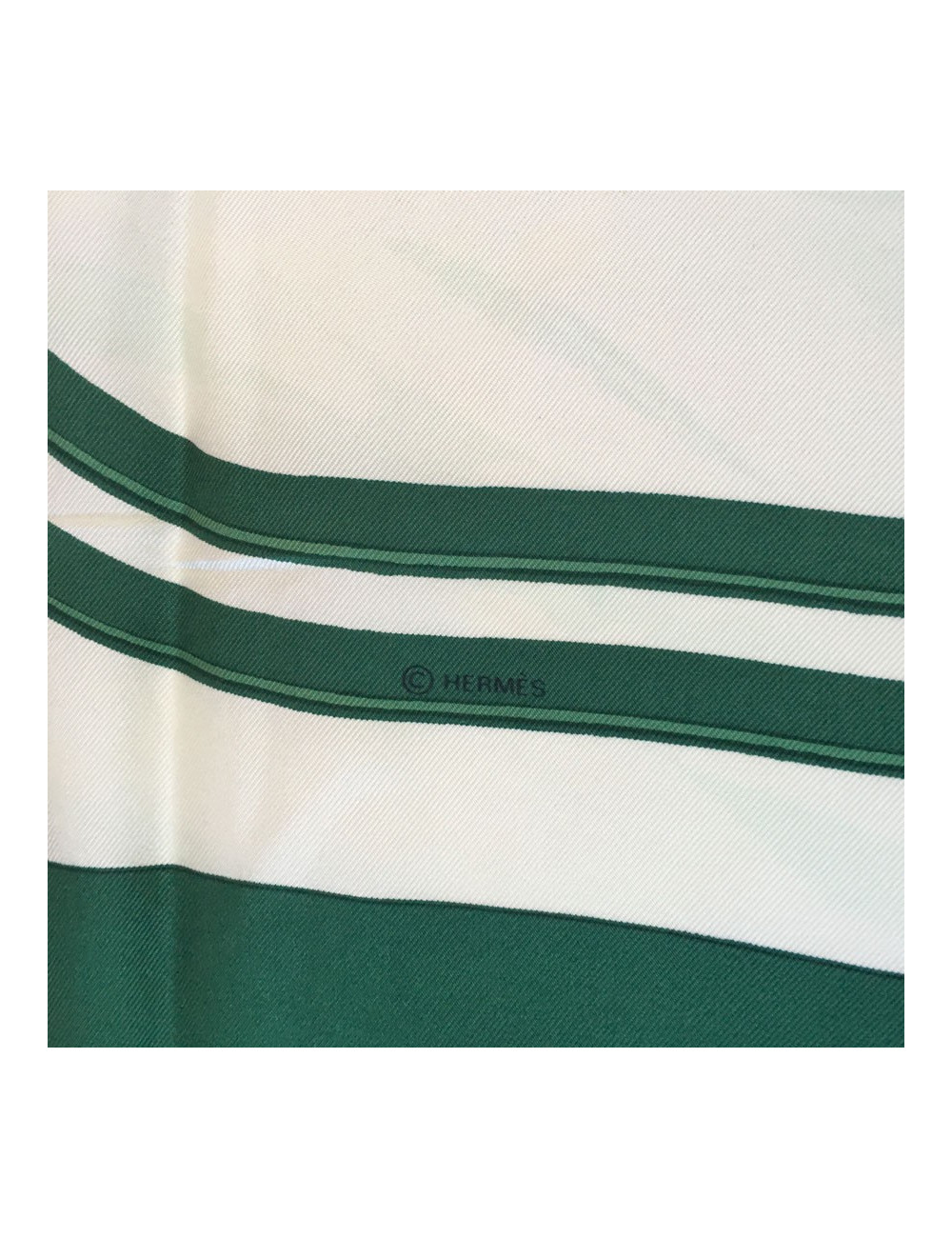 Carré HERMES "Brides de gala" en soie ivoire à bordure verte