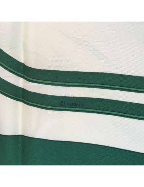 Carré HERMES "Brides de gala" en soie ivoire à bordure verte