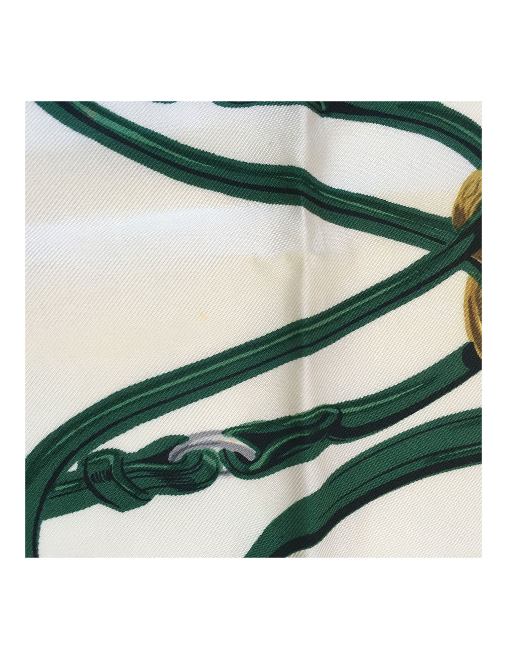 Carré HERMES "Brides de gala" en soie ivoire à bordure verte