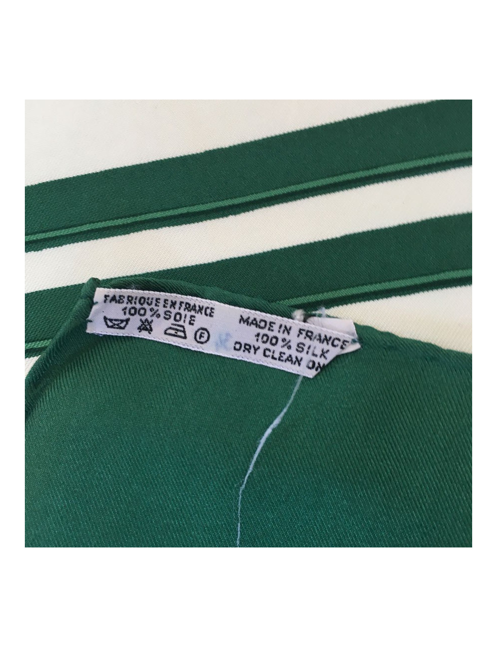 Carré HERMES "Brides de gala" en soie ivoire à bordure verte