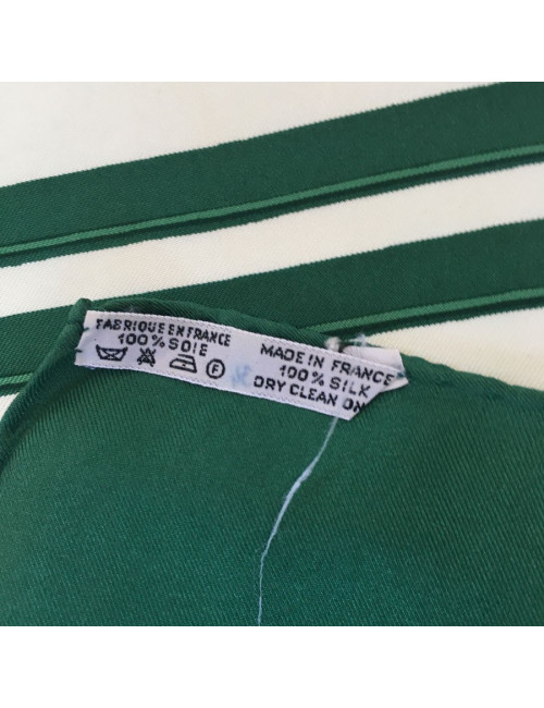 Carré HERMES "Brides de gala" en soie ivoire à bordure verte