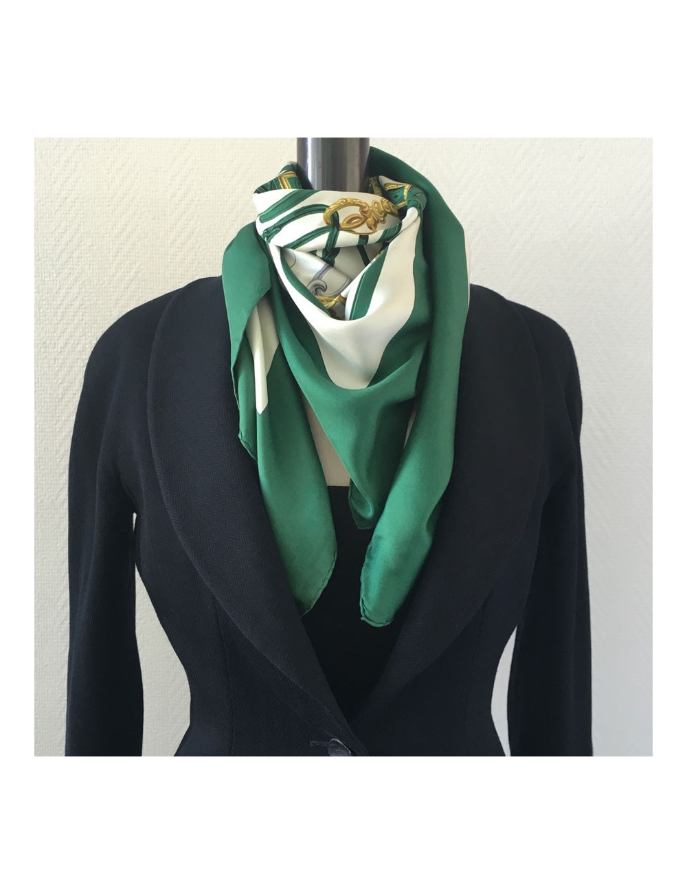 Carré HERMES "Brides de gala" en soie ivoire à bordure verte
