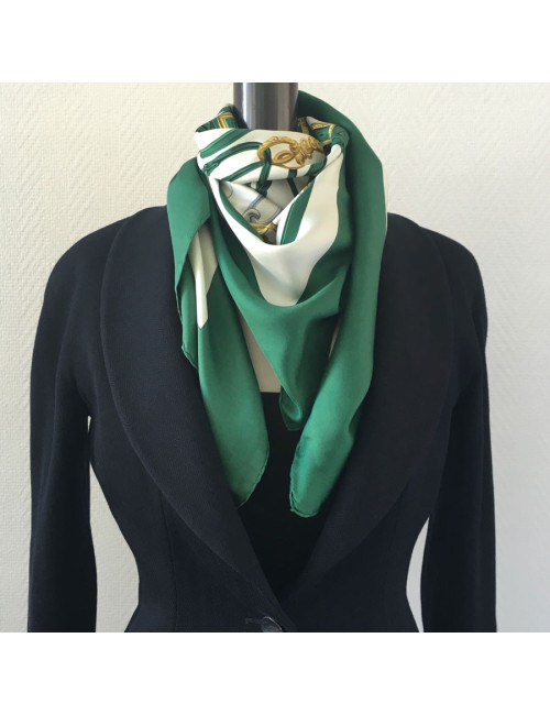 Carré HERMES "Brides de gala" en soie ivoire à bordure verte