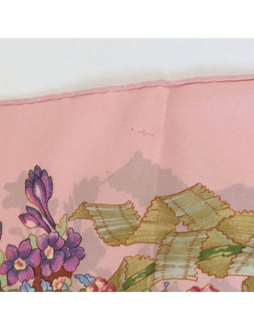 Carré HERMES "Le Sacre du Printemps" en soie rose