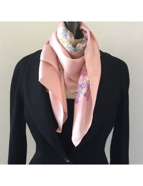 Carré HERMES "Le Sacre du Printemps" en soie rose