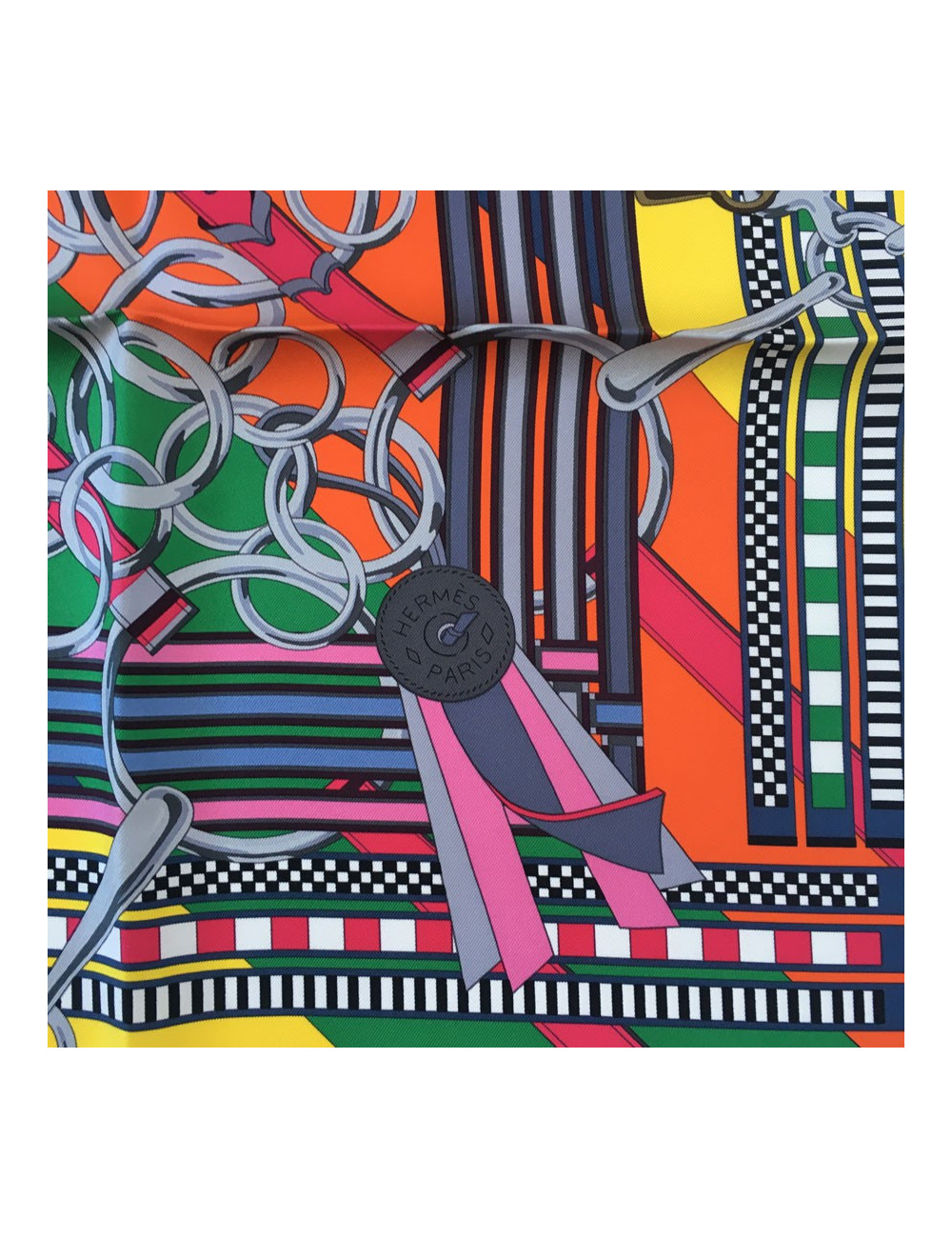 Carré HERMES ""Brides et gris-gris" en soie noir, orange et jaune vif
