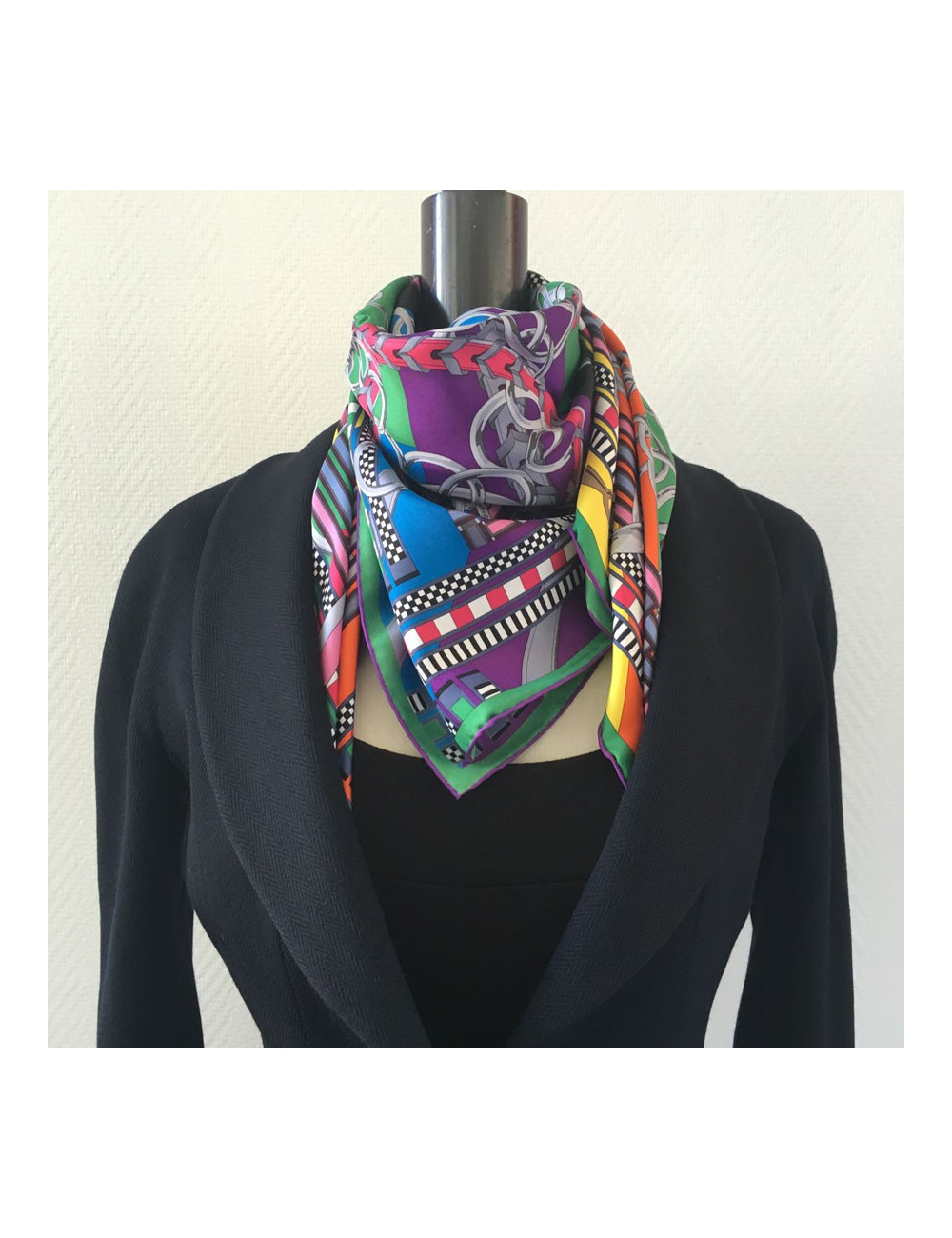 Carré HERMES ""Brides et gris-gris" en soie noir, orange et jaune vif