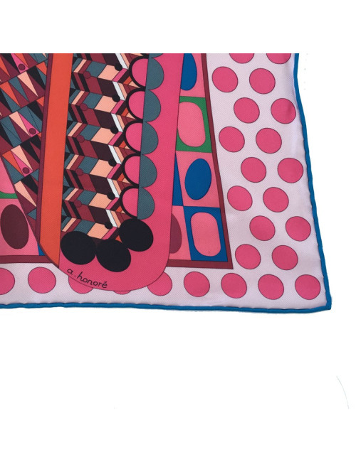 Carré HERMES "Les ailes de la soie" en soie rose