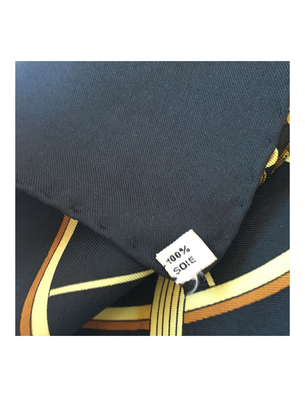 xxx Carré HERMES "Springs" en soie noire et or