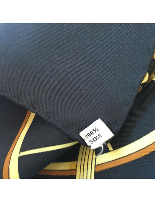 xxx Carré HERMES "Springs" en soie noire et or