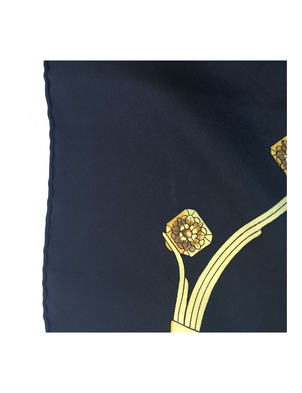 xxx Carré HERMES "Springs" en soie noire et or