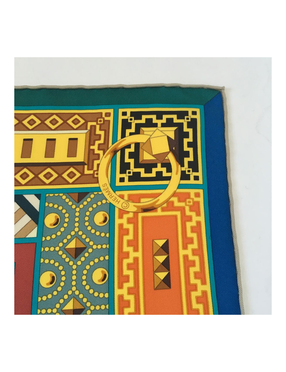 Carré HERMES "Colliers de chiens" en soie multicolore