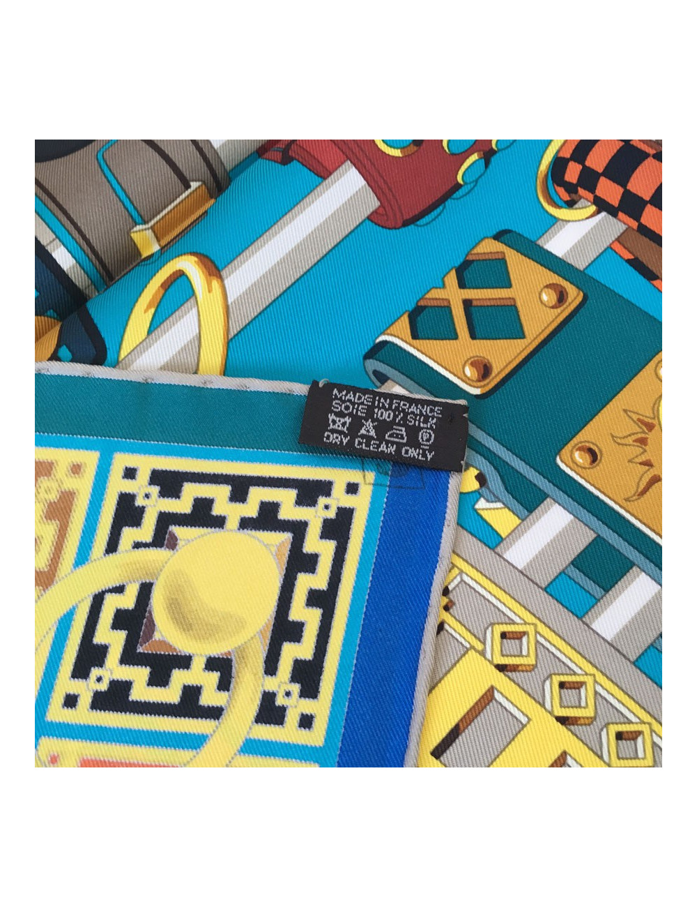 Carré HERMES "Colliers de chiens" en soie multicolore