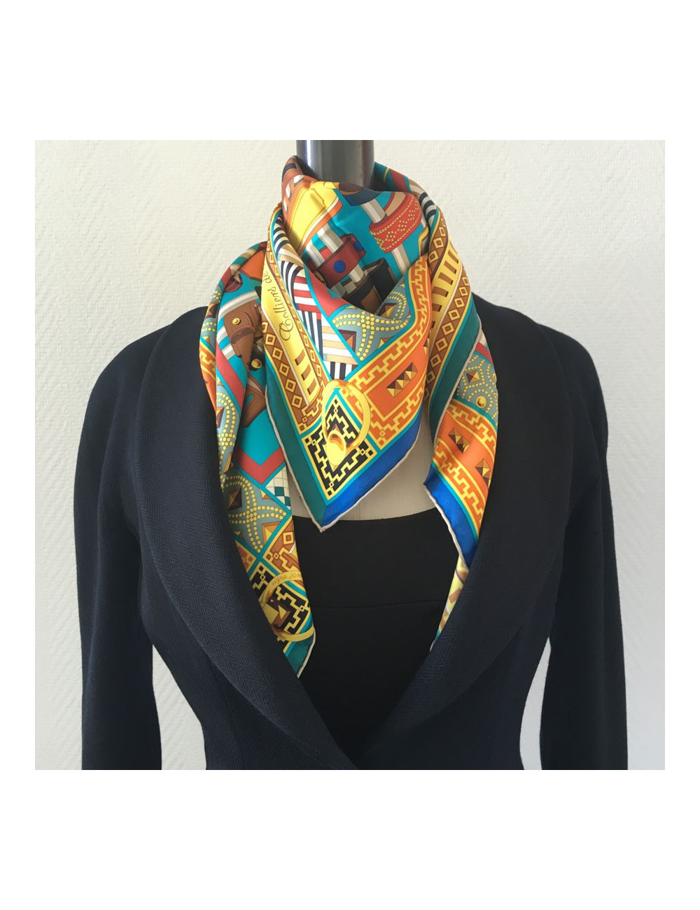 Carré HERMES "Colliers de chiens" en soie multicolore