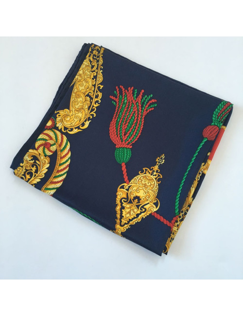 Carré CELINE en soie bleu, or et rouge