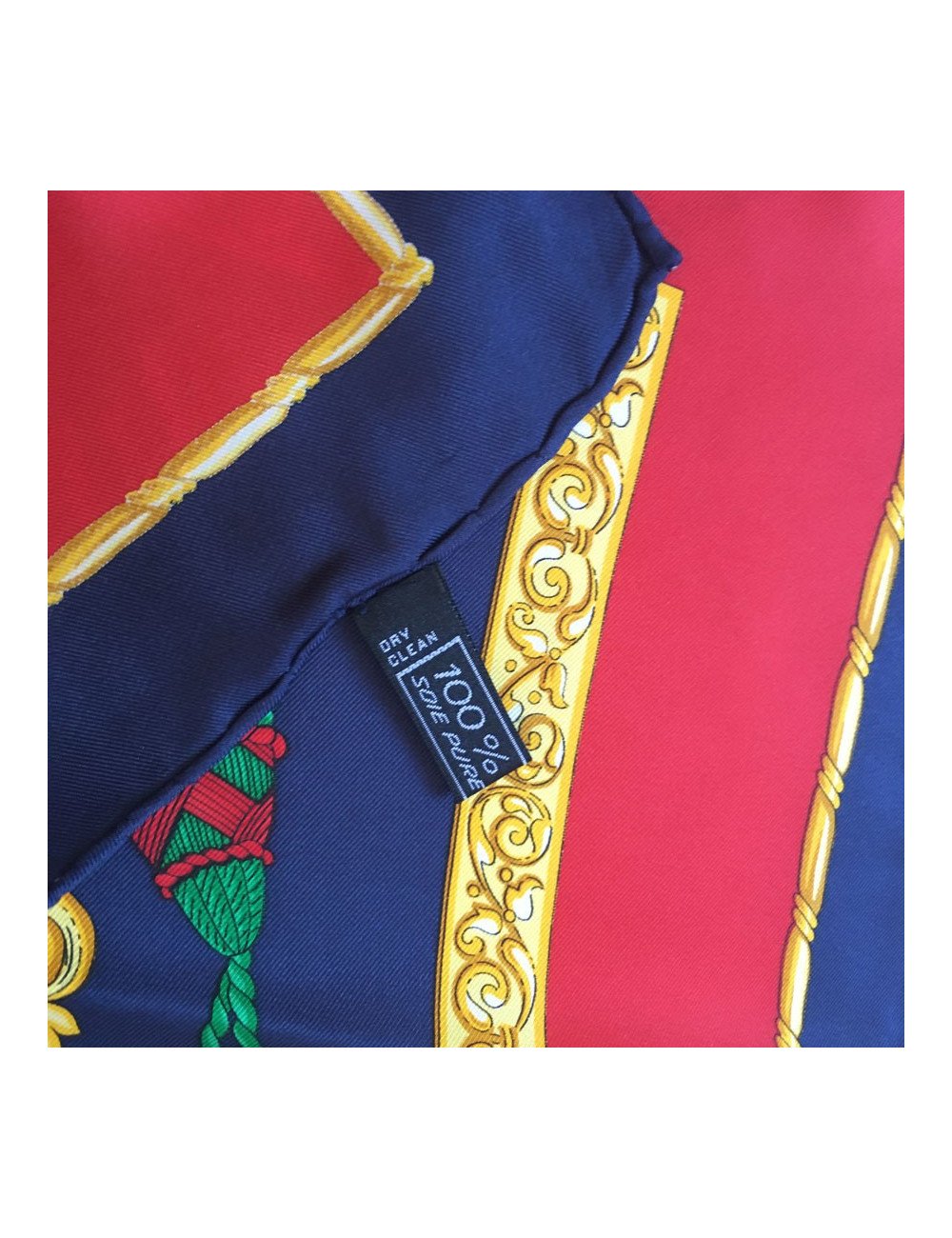 Carré CELINE en soie bleu, or et rouge