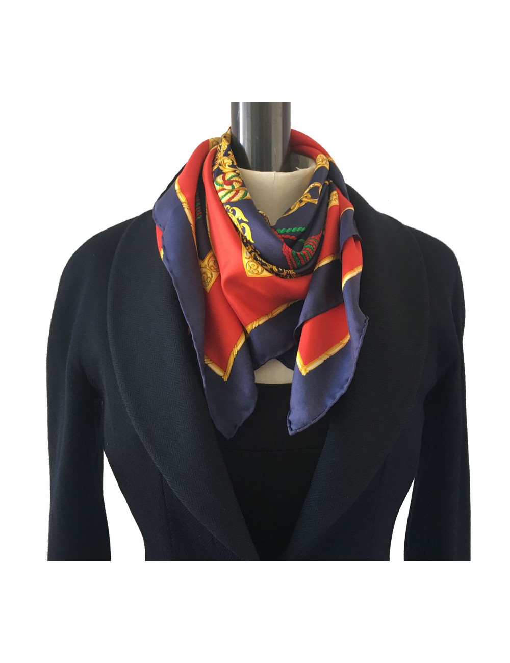 Carré CELINE en soie bleu, or et rouge