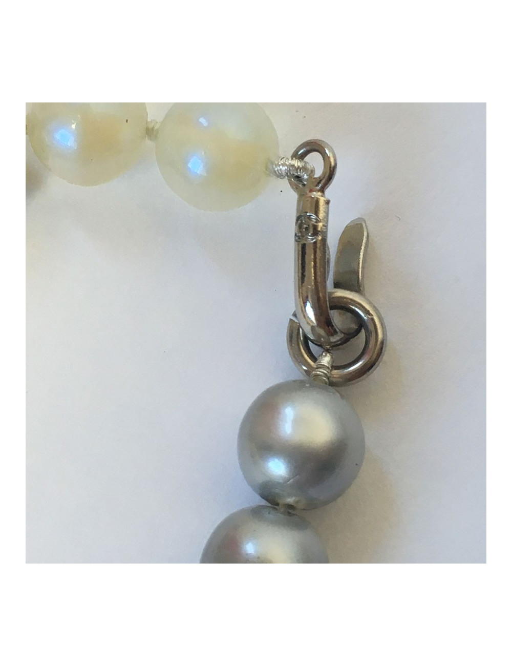 Sautoir CHANEL perles nacrées grises, mauve et beige