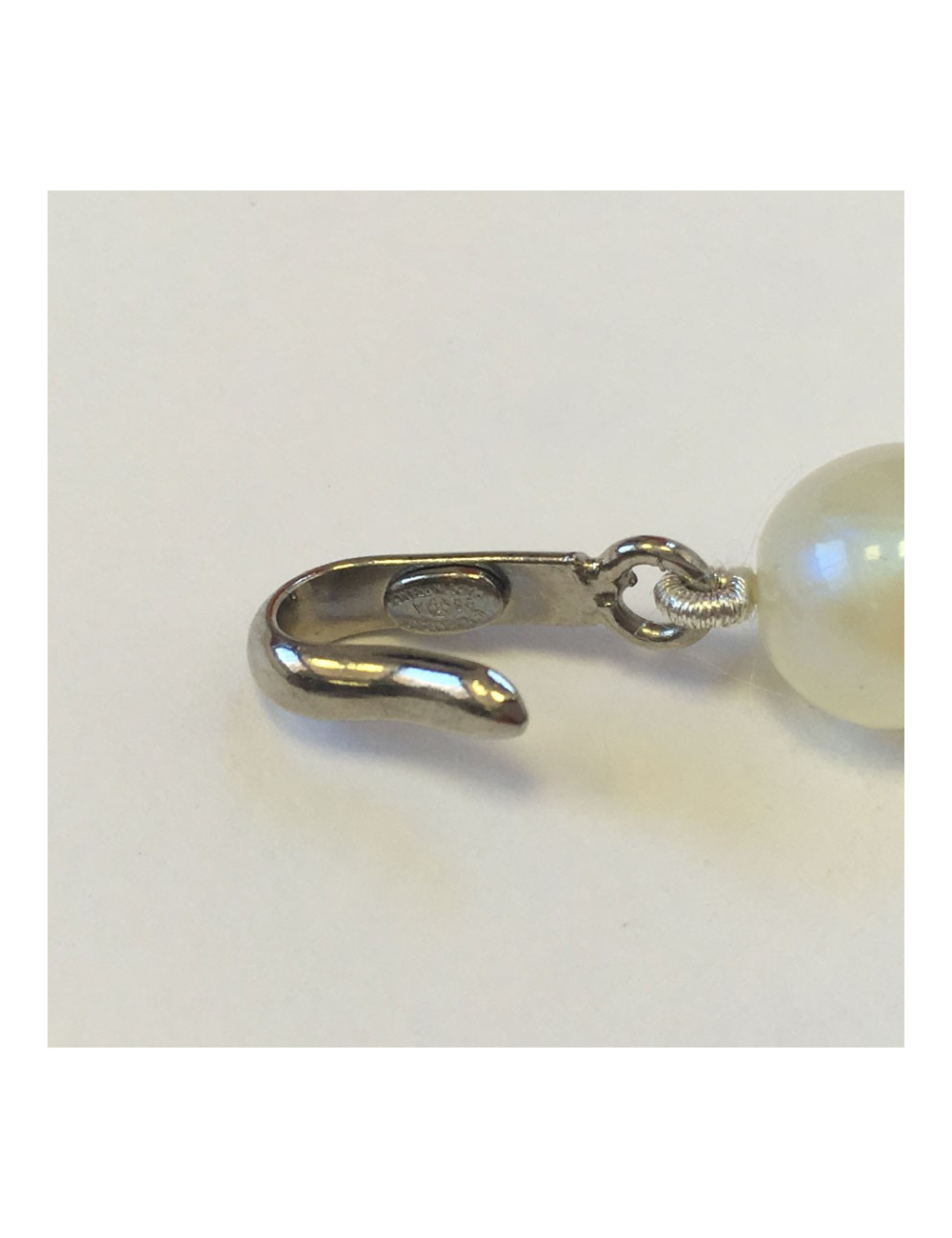 Sautoir CHANEL perles nacrées grises, mauve et beige