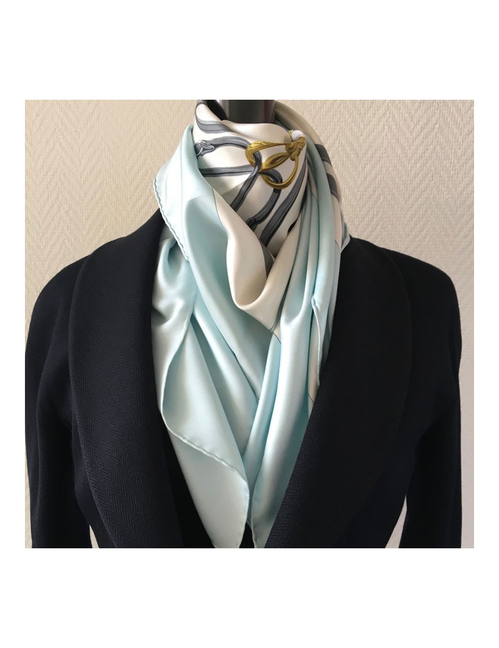 A NETTOYER Carré HERMES Brides de Gala soie ivoire et bleu ciel