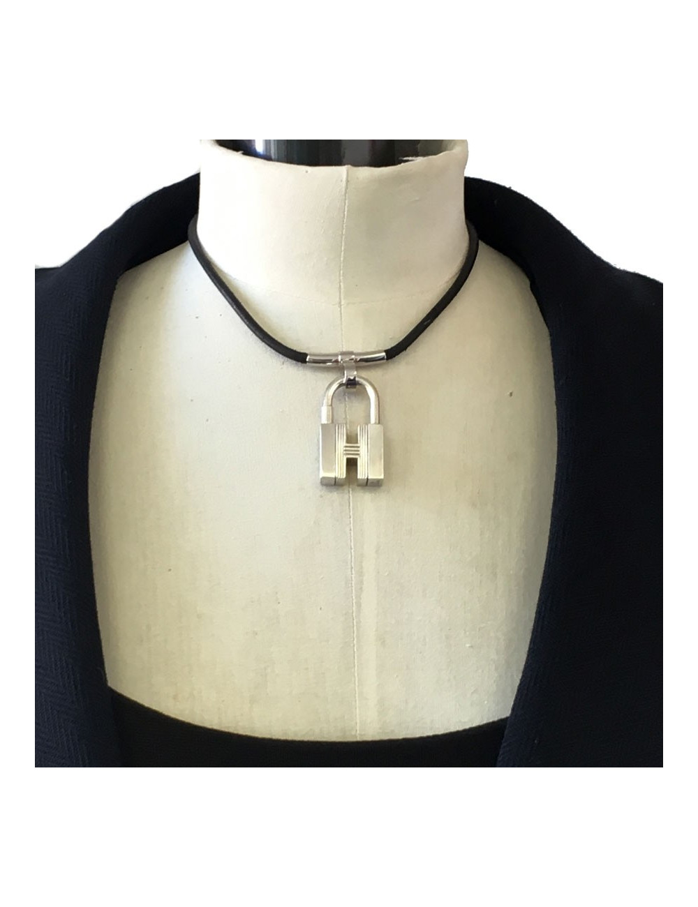 Collier HERMES lien en cuir noir et cadenas en argent