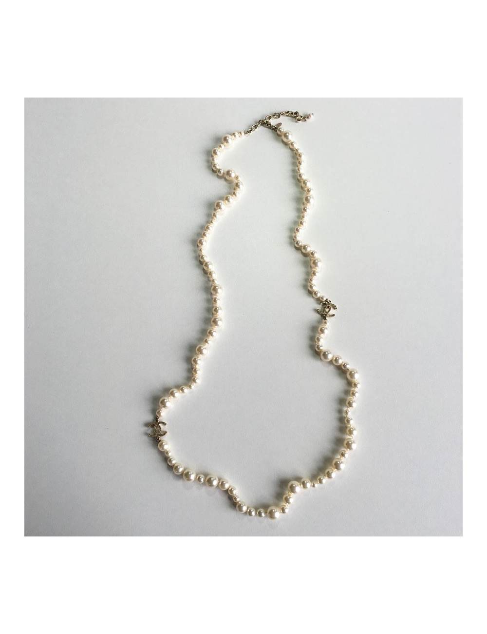 Sautoir CHANEL en perles nacrées 