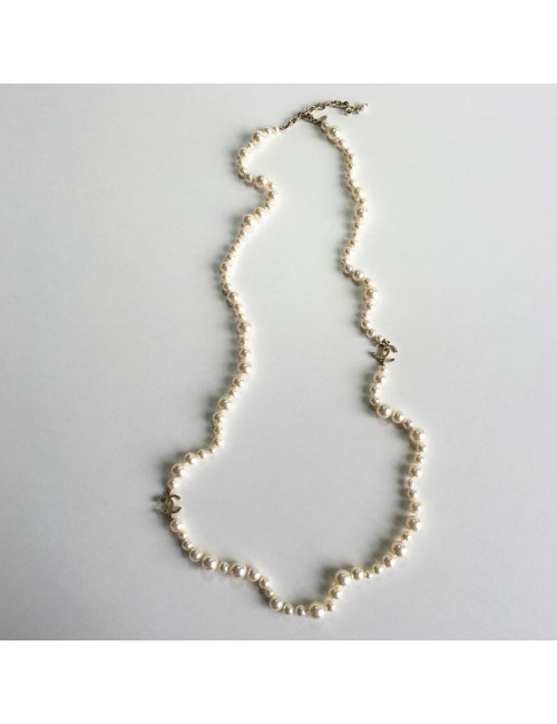 Sautoir CHANEL en perles nacrées 