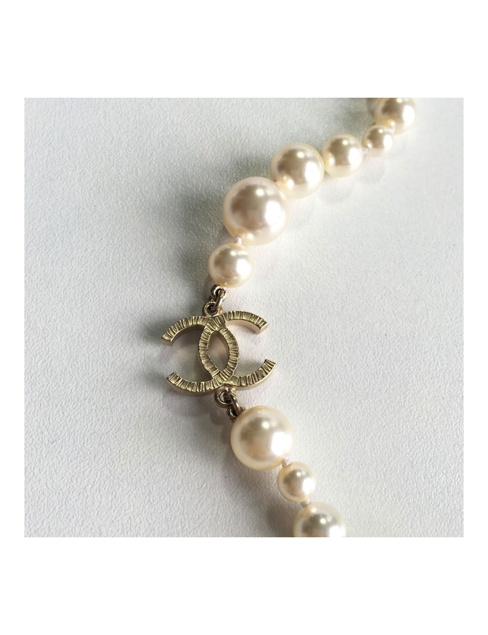 Sautoir CHANEL en perles nacrées 