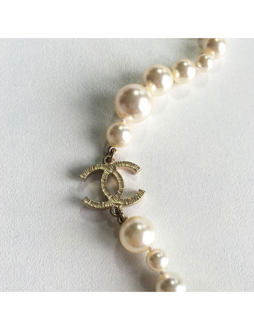 Sautoir CHANEL en perles nacrées 