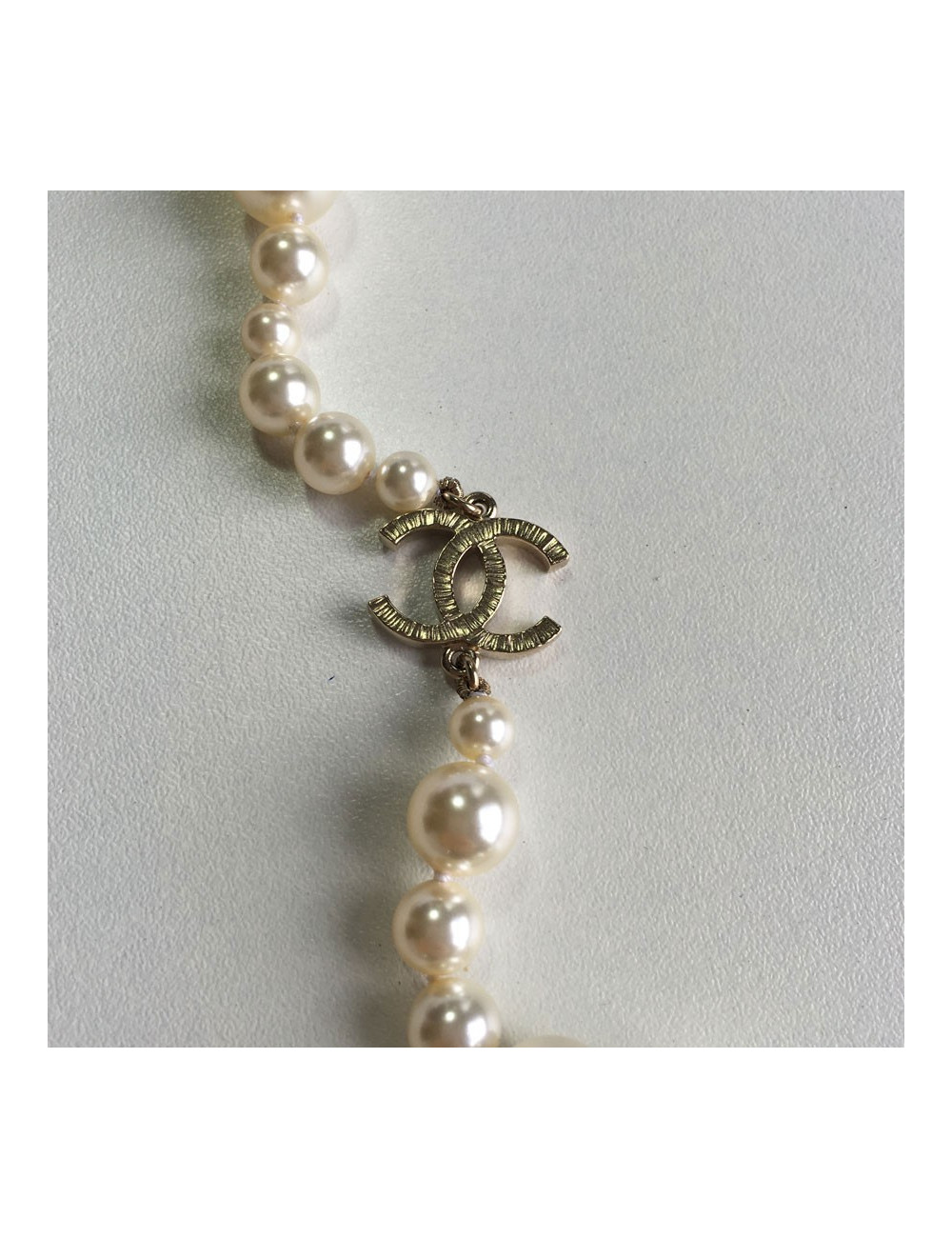 Sautoir CHANEL en perles nacrées 