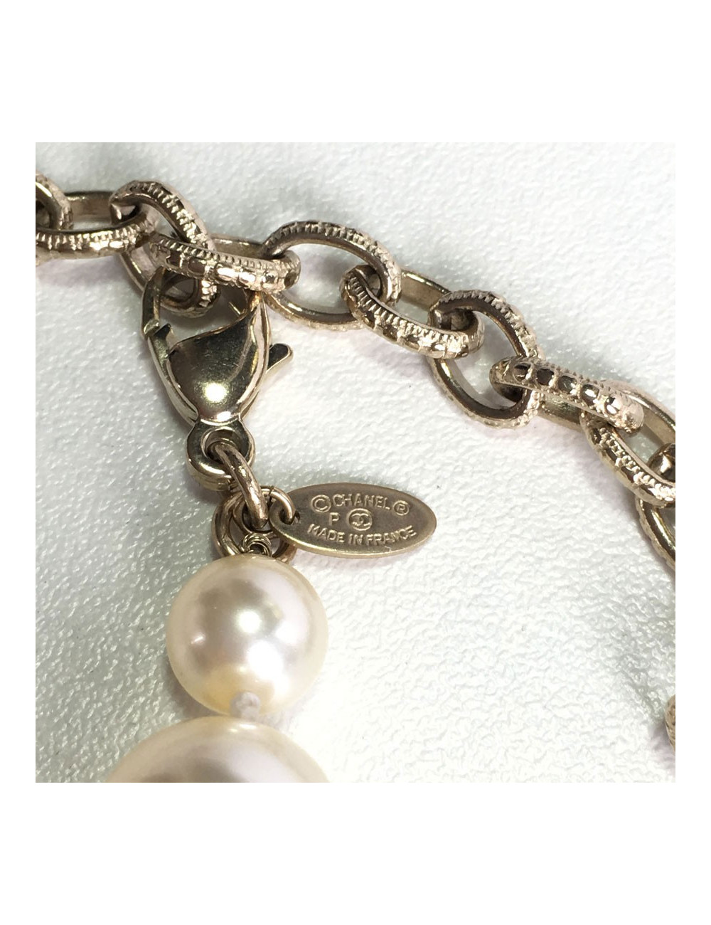 Sautoir CHANEL en perles nacrées 