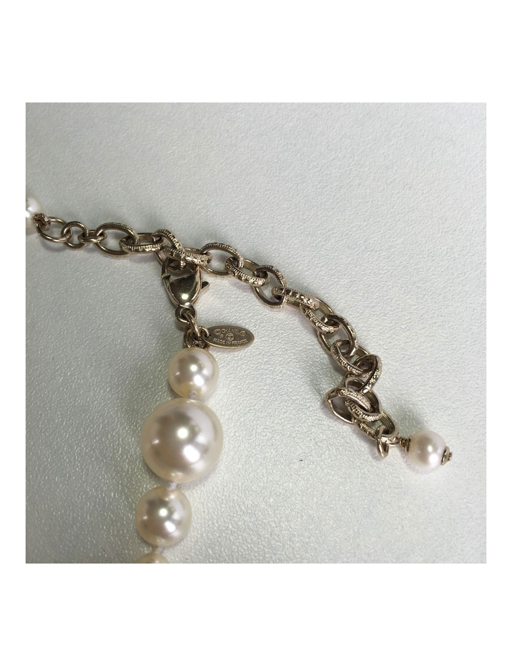 Sautoir CHANEL en perles nacrées 