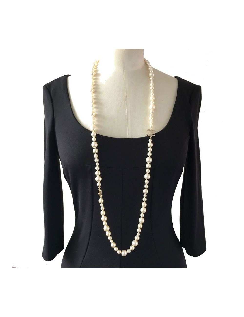 Sautoir CHANEL en perles nacrées 