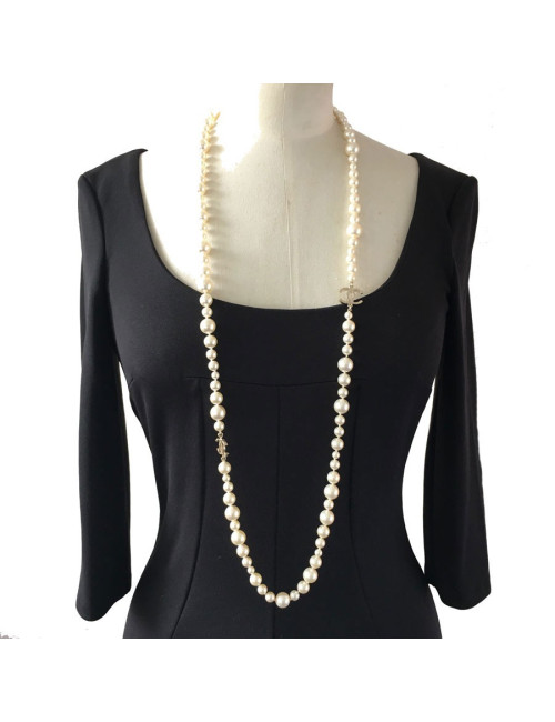 Sautoir CHANEL en perles nacrées 