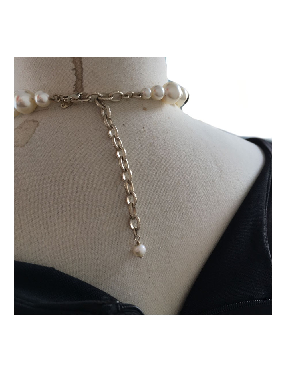 Sautoir CHANEL en perles nacrées 