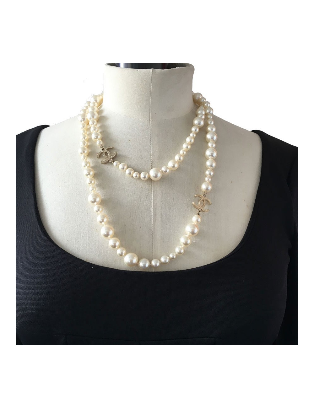 Sautoir CHANEL en perles nacrées 