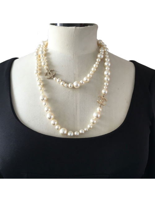 Sautoir CHANEL en perles nacrées 