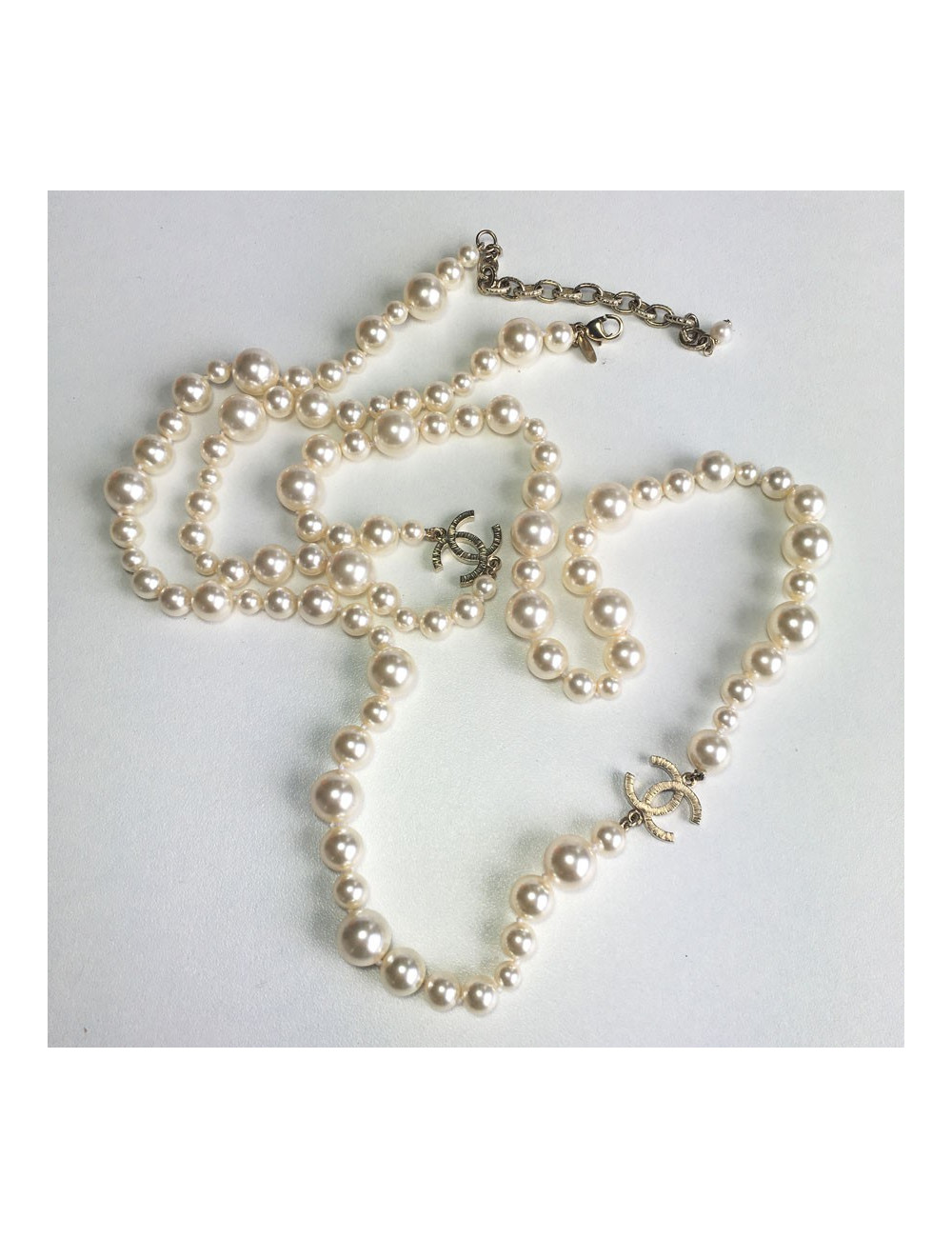 Sautoir CHANEL en perles nacrées 