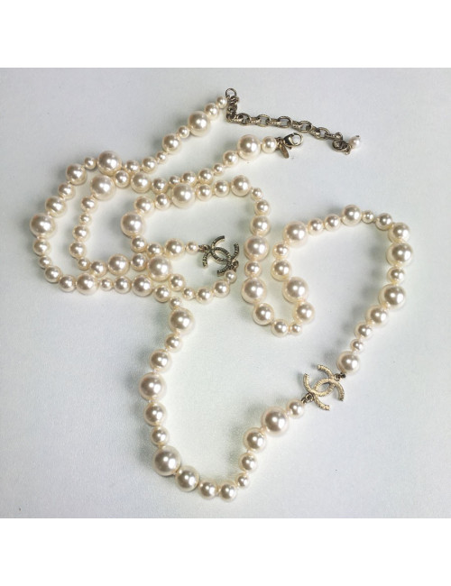 Sautoir CHANEL en perles nacrées 
