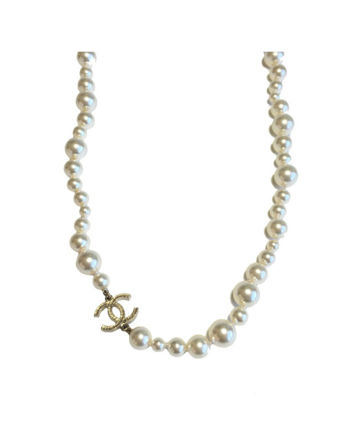 Sautoir CHANEL en perles nacrées 