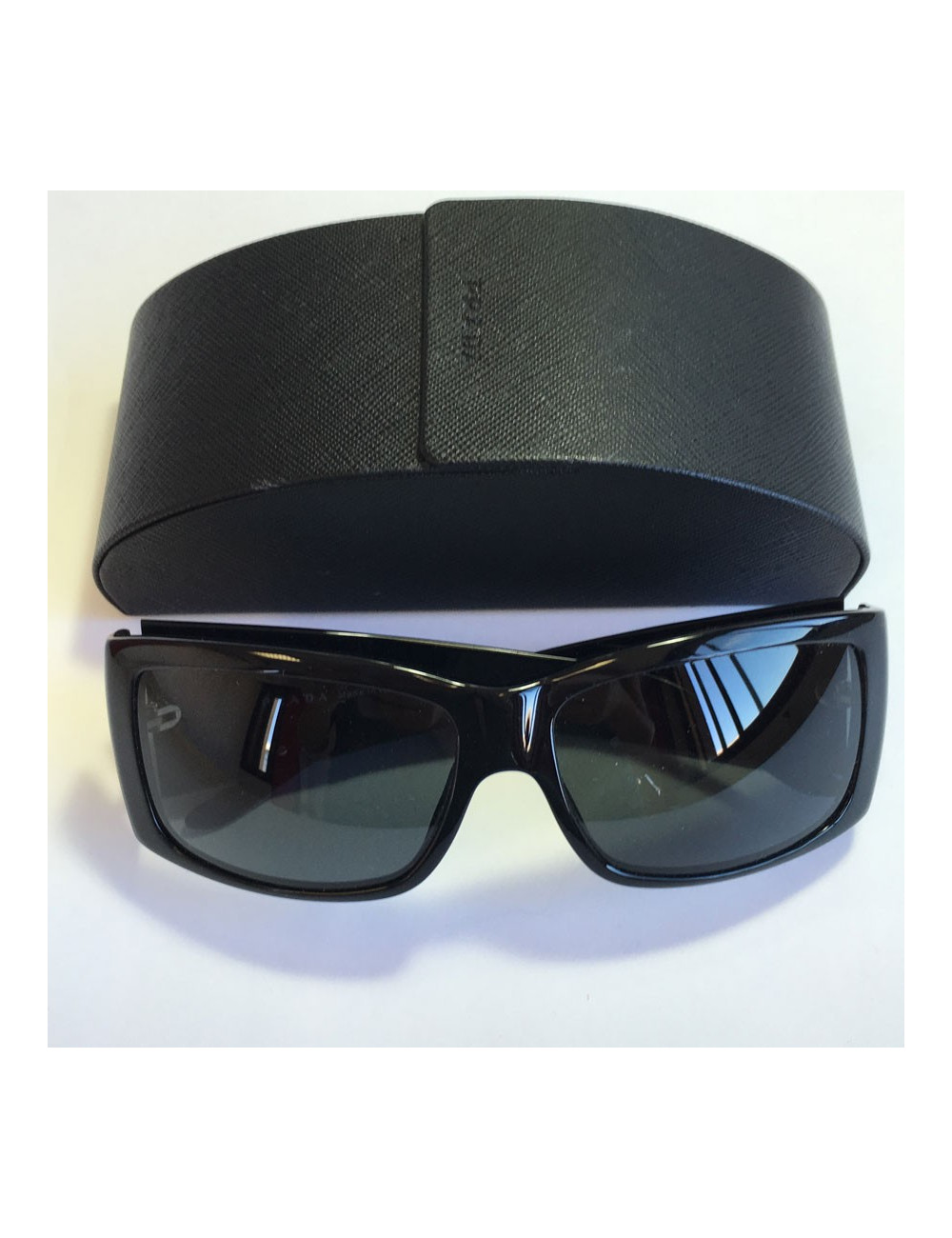 Lunettes de soleil PRADA en plexi noir